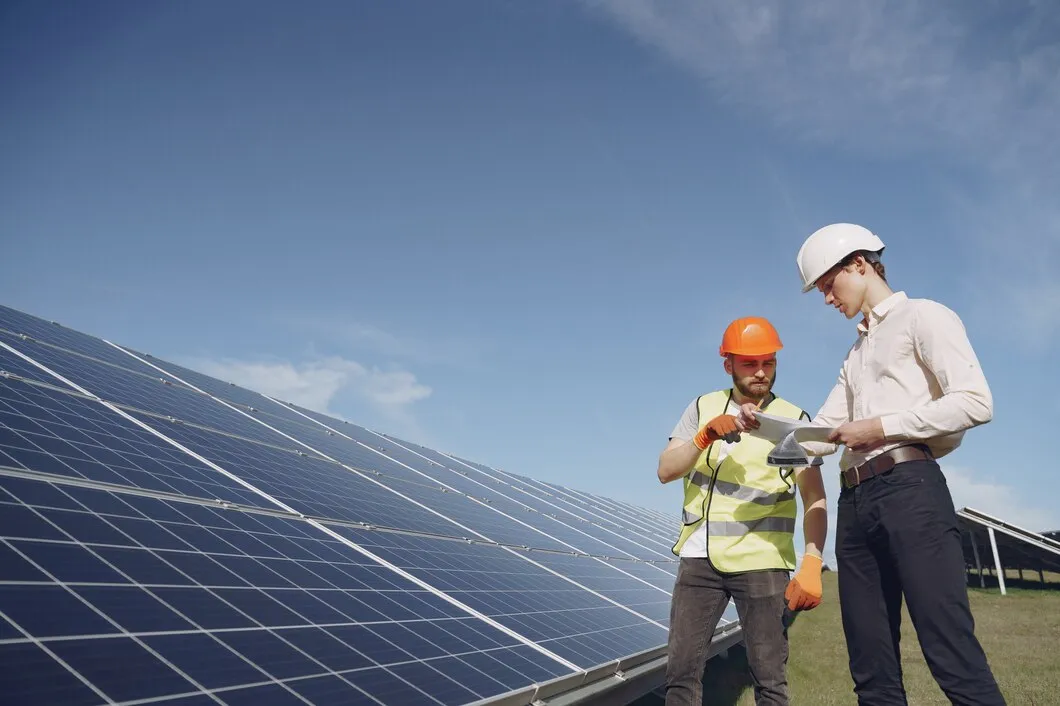 imgi_9_foreman-businessman-solar-energy-station_1157-35691